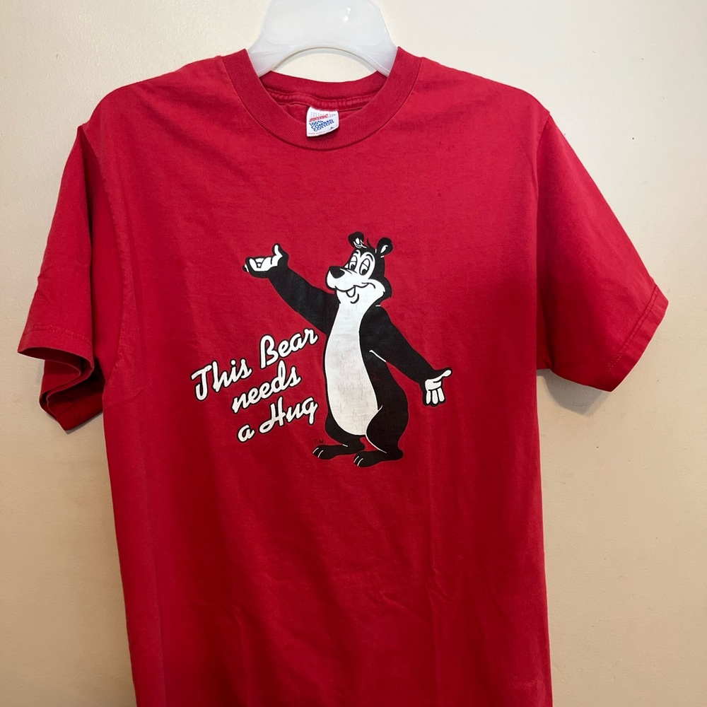 Vintage Jerzees T-Shirt Made USA “This Bear Needs a Hug” Red Men Size Large RARE